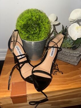 Steve Madden Fizzed Black Patent Strappy Chain-Ankle Stiletto Heels Size 5.5